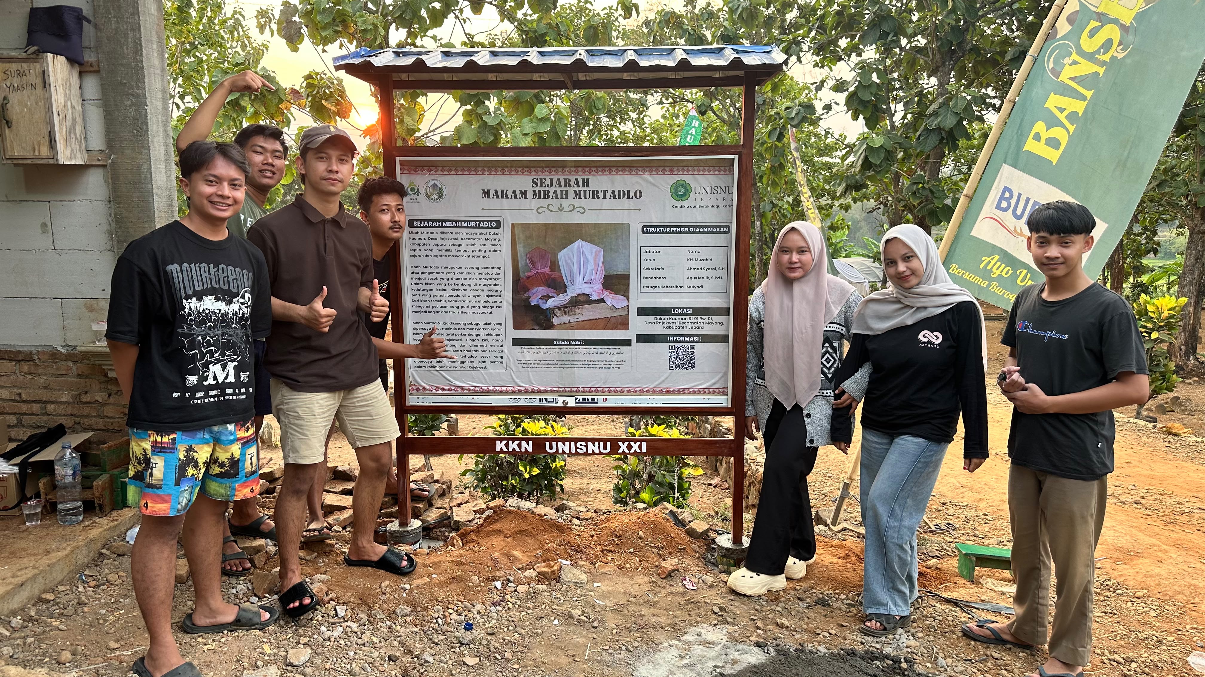 Mahasiswa KKN Rajekwesi Selesaikan Finishing Program Papan Sejarah Desa
