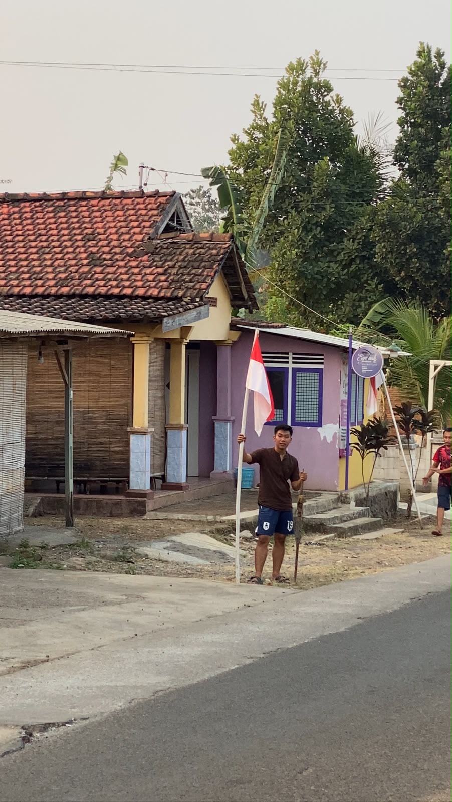Gotong Royong memasang Umbul-umbul menyambut HUT Kemerdekaan RI
