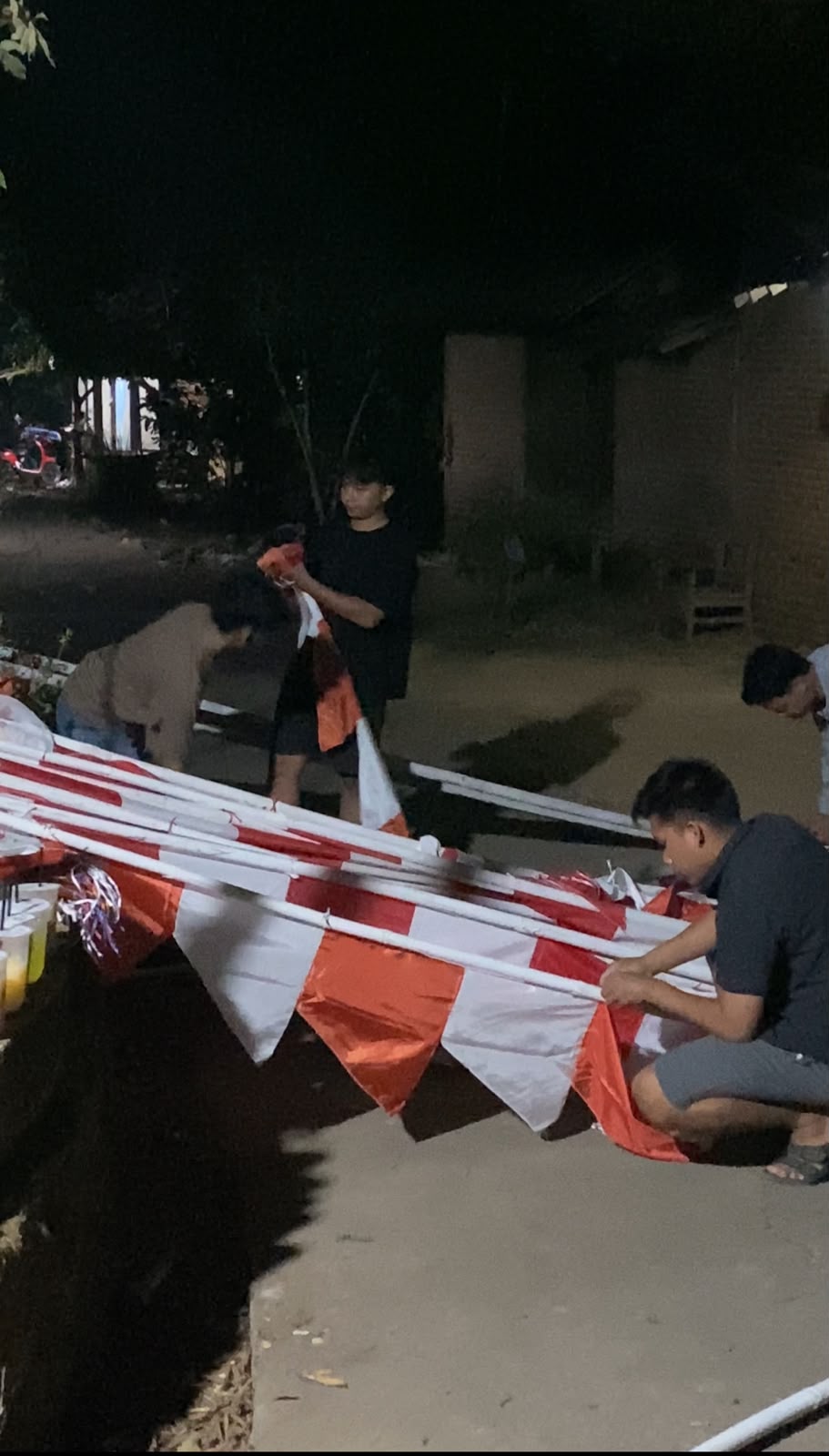 Sambut HUT ke-81 Kemerdekaan RI, KKN XXI UNISNU Gotong Royong Pasang Bendera dan Umbul-Umbul
