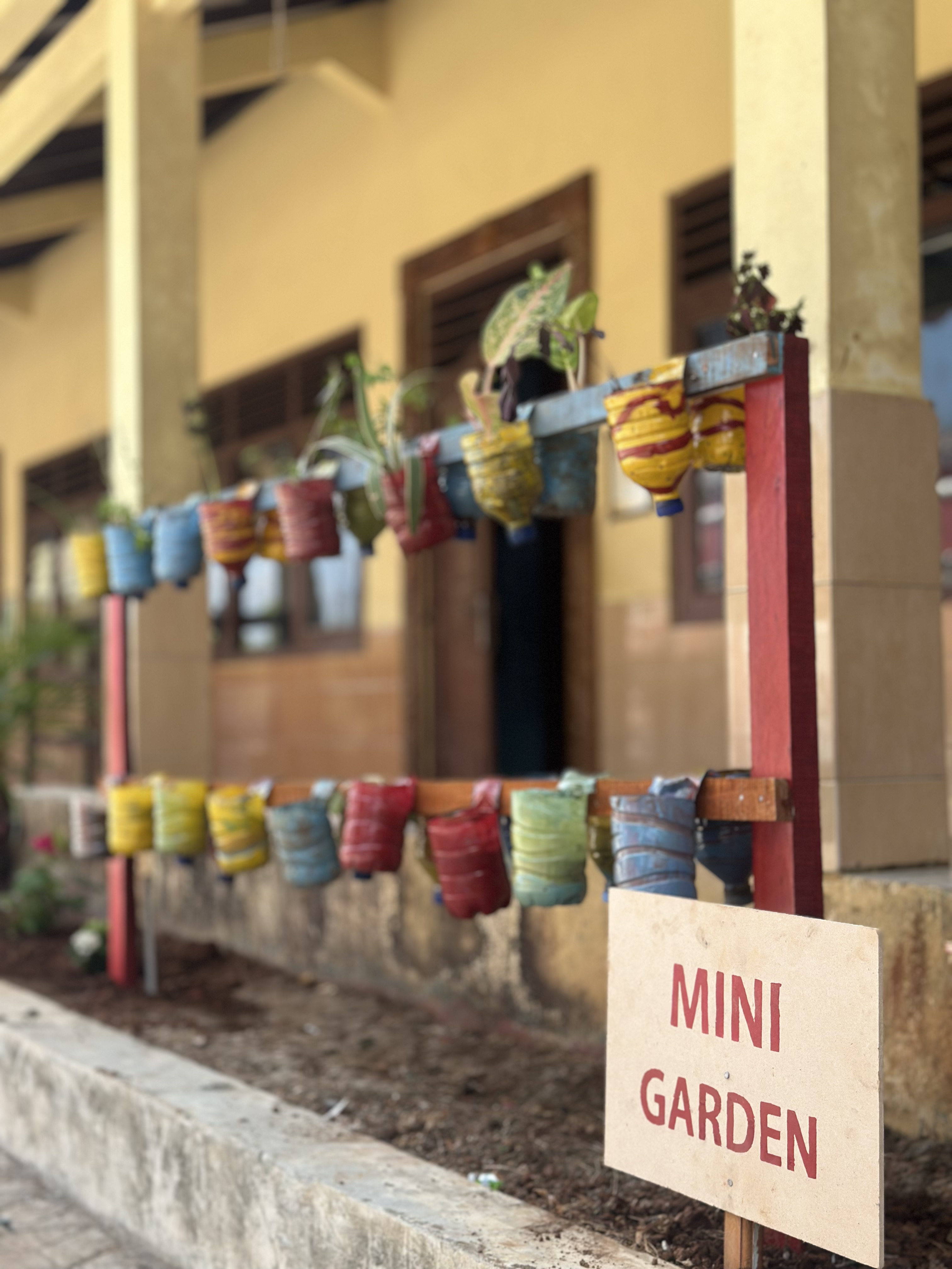 Pemanfaatan Sampah Anorganik berupa plastik menjadi Pot Bunga untuk menghias Mini Garden